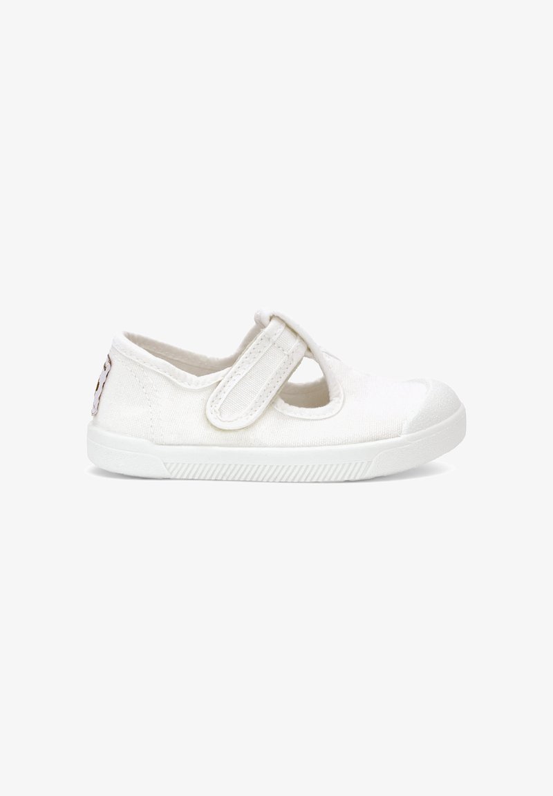 Chaussure en toile blanche pour enfants avec une bride velcro réglable et semelle en caoutchouc, vue de côté sur fond blanc.