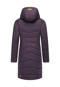 Paarse pufferjas met een kap, voorzien van een chevron-quiltpatroon en een leren logotag op de achterkant. Lange mouwen en een knielange pasvorm.