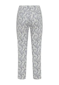 Pantalon slim-fit avec un motif en losanges répété dans des nuances de gris, blanc et bleu clair, présenté de dos avec les contours de deux poches.