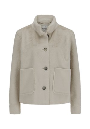 Kurze beige Fleecejacke mit drei Knöpfen, zwei großen Fronttaschen und einem Stehkragen.