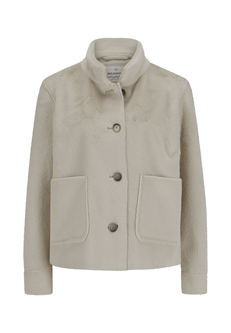 Kurze beige Fleecejacke mit drei Knöpfen, zwei großen Fronttaschen und einem Stehkragen.