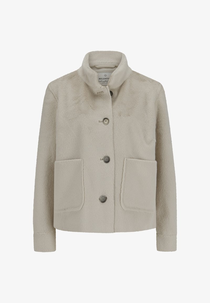 Kurze beige Fleecejacke mit drei Knöpfen, zwei großen Fronttaschen und einem Stehkragen.