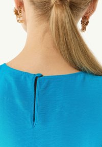 comma MUSTERSTRUKTUR UND ELASTISCHEM AUSSCHNITT - Camicetta - ozeanblau