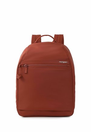 Rostfarbener Rucksack mit einer vorderen Reißverschlusstasche, zwei gepolsterten Schulterriemen und einem Tragegriff oben, Marke Hedgren.