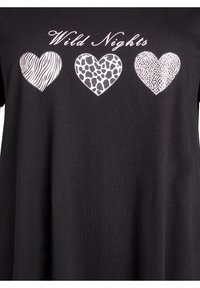 Čierne tričko s nápisom „Wild Nights“ a troma srdiečkami s motívmi: zebra, leopard a zvierací vzor, všetky biele. Mäkká textúra látky.