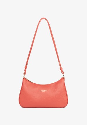 Sac à épaule en cuir texturé corail avec une seule bandoulière, une fermeture éclair dorée et le logo "Lancaster Paris" centré sur le devant.