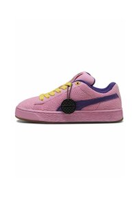 Lyserød sneaker med tekstureret stof, gule snørebånd og en lilla detalje. Udstyret med et rundt sort mærke og en gummisål.