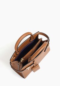 Borsa in pelle marrone con doppi manici, tasca con zip e interno spazioso rivestito di blu. Presenta hardware e dettagli di cucitura in tono oro.