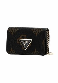 Portefeuille noir en simili cuir avec motif logo marron, accent triangulaire en métal et bandoulière chaîne. Design compact avec finition texturée.