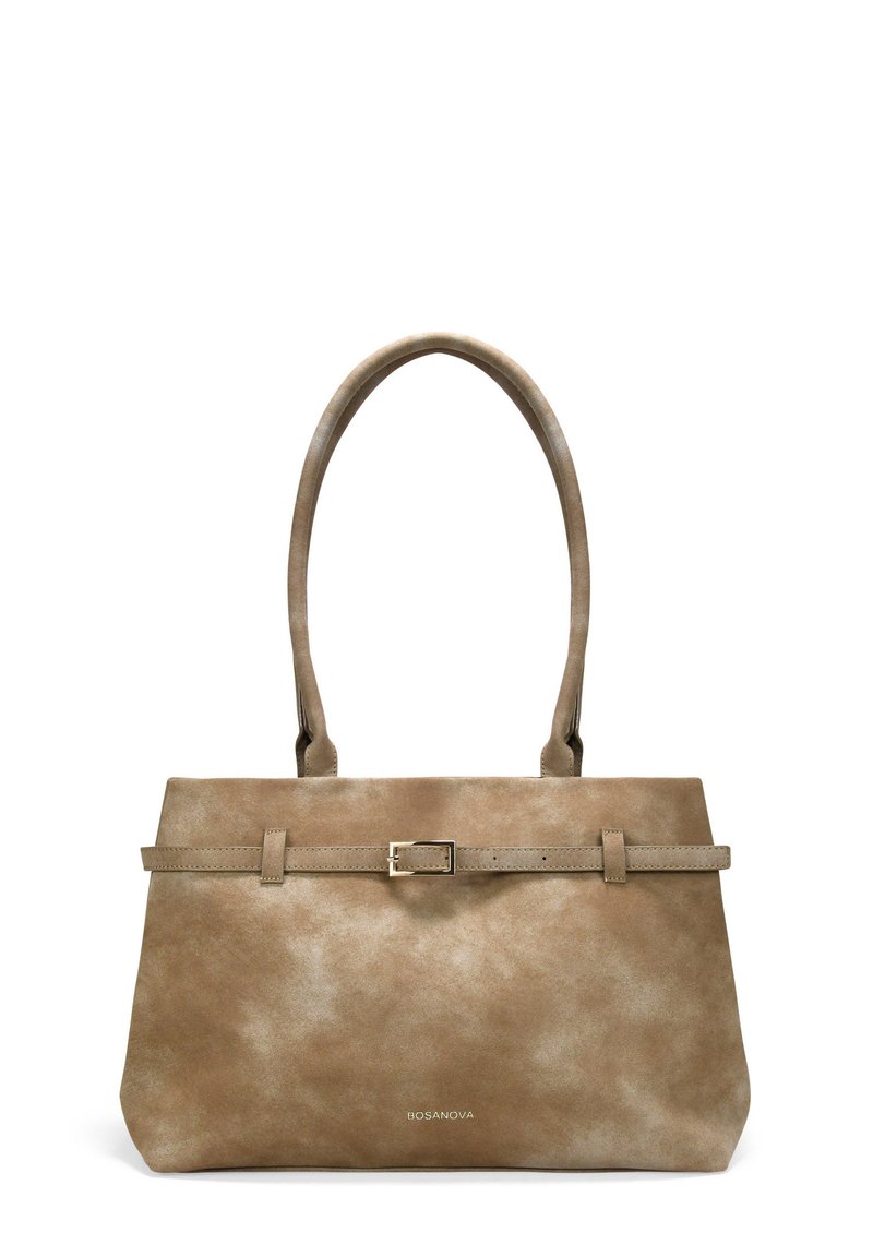 Bolso tote de ante beige con dos asas superiores, diseño plano y una delgada correa central con un hebilla metálica minimalista.