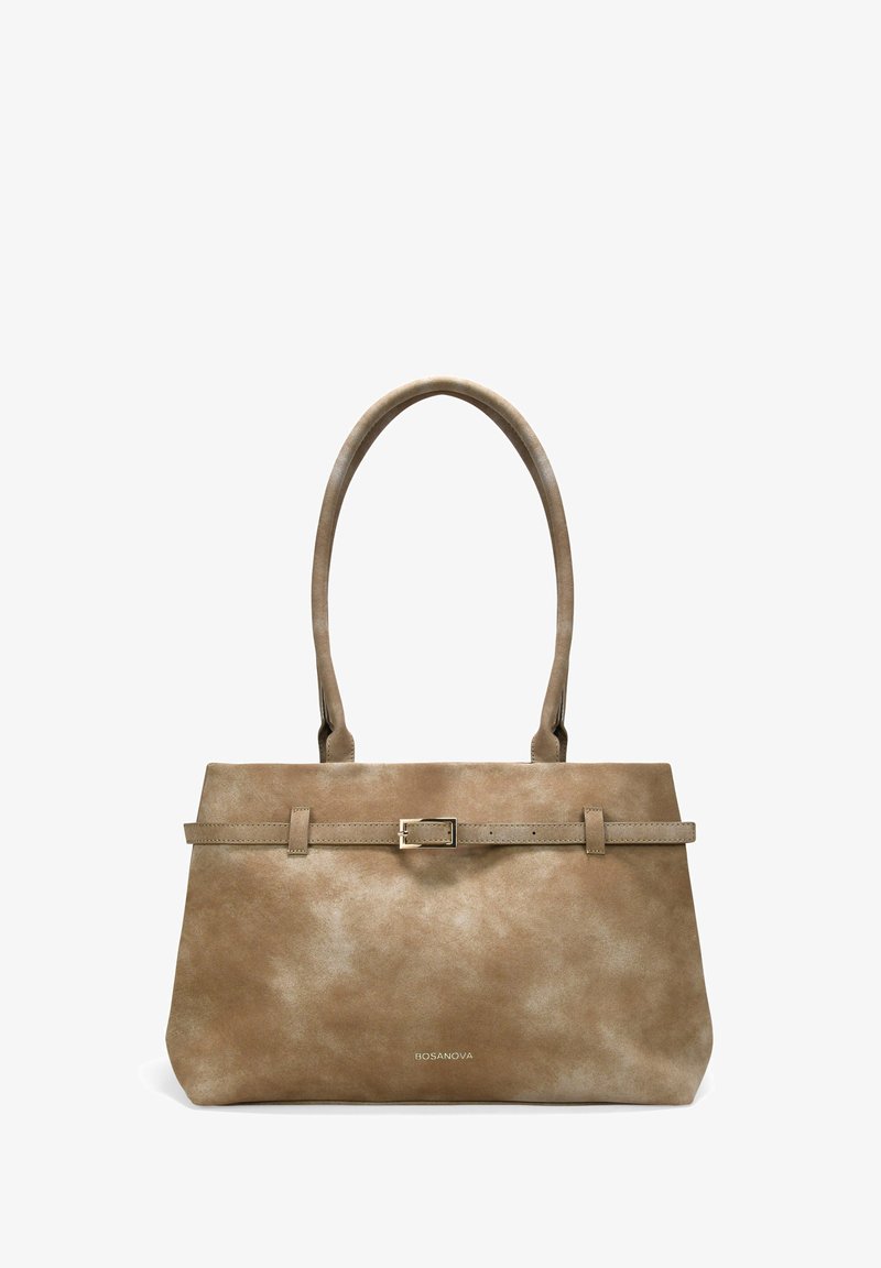 Bolso tote de ante beige con dos asas superiores, diseño plano y una delgada correa central con un hebilla metálica minimalista.