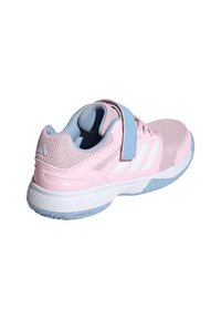 Rosa Sportschuh mit Netzobermaterial, verstellbarem blauen Riemen, weißen Akzenten und strukturiertem Sohle. Mit abgerundetem Zehenbereich und gepolstertem Kragen.