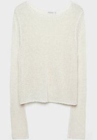 Pull blanc en maille à manches longues avec un tissage lâche et ouvert et un ourlet légèrement raccourci.