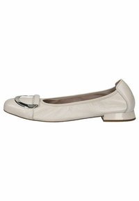 Cremefarbene Leder-Ballerinas mit abgerundetem Zehenbereich, silberner Schnallendetails, niedrigem quadratischen Absatz und strukturiertem Obermaterial.