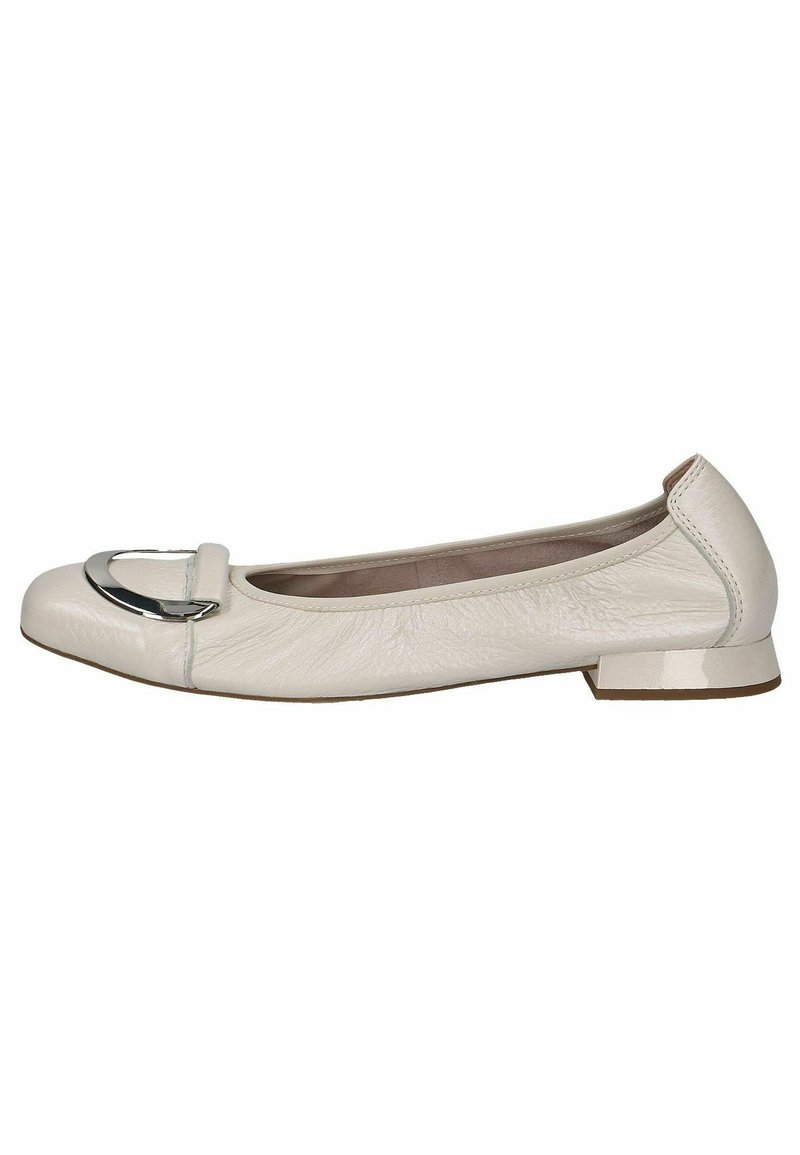 Cremefarbene Leder-Ballerinas mit abgerundetem Zehenbereich, silberner Schnallendetails, niedrigem quadratischen Absatz und strukturiertem Obermaterial.