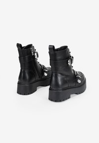 Bosanova MILITARES CON HEBILLAS  - Botines con cordones - black
