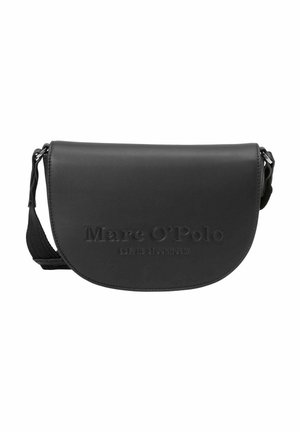 Sac bandoulière demi-lune en cuir noir avec bandoulière réglable et nom de marque "Marc O'Polo" embossé sur le rabat avant.