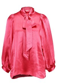 Blusa in satin fucsia brillante con colletto a fiocco annodato, maniche lunghe e ampie, e una vestibilità leggermente morbida. Tessuto liscio con una leggera lucentezza.