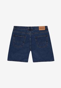 Niebieskie dżinsowe szorty o prostym kroju, z dwoma tylnymi kieszeniami i brązową skórzaną metką z napisem "PROSTO" na pasku.