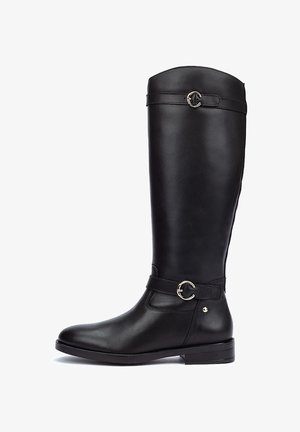 Bottes montantes en cuir noir avec bout arrondi, bride à la cheville et boucle circulaire en décoration. Texture lisse et petit talon carré.