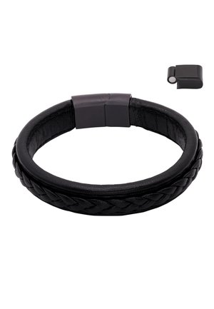 Sort læderarmbånd med flettet detalje og rektangulært magnetisk lås vist med en lille sort opladeradapter.