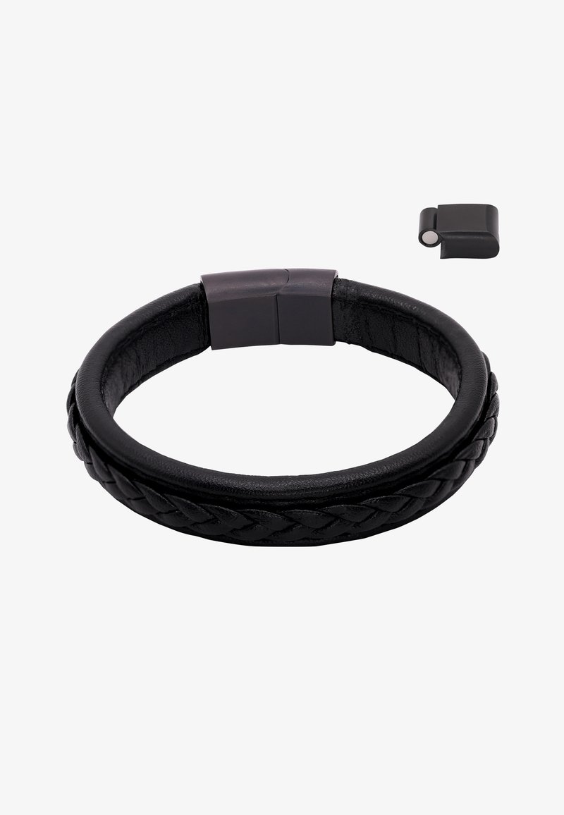Bracelet en cuir noir avec détail tressé et fermoir magnétique rectangulaire, présenté avec un petit adaptateur de charge noir.