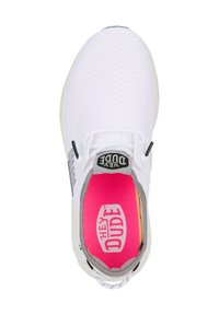 Scarpa sportiva bianca con tomaia in rete testurizzata, accenti grigi a contrasto e una soletta rosa brillante con il logo "HEY DUDE".
