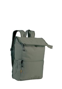 Sac à dos en tissu vert avec un rabat supérieur zippé, deux poches avant, des bretelles réglables et un détail de logo sur le panneau inférieur.