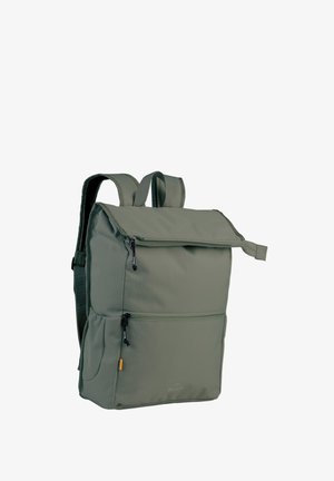 Grüner Stoff-Rucksack mit einem Reißverschluss-Oberteil, zwei Fronttaschen, verstellbaren Trägern und einem Logodetail im unteren Bereich.