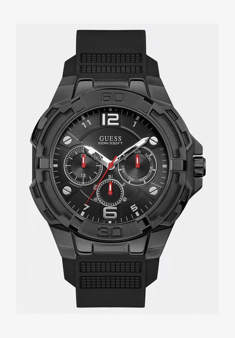 Fekete analóg óra textúrázott gumiszíjjal, fekete számlappal, fehér és vörös óratagozókkal, három kismutatóval és merész fémes kiemelésekkel.