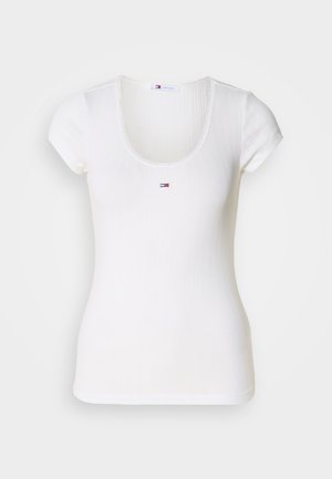 Bijela rebrasta T-majica s kratkim rukavima, okruglim izrezom i malim izvezenim logotipom u crvenoj, bijeloj i plavoj boji na prsima.