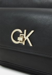 Calvin Klein RE LOCK CAMERA BAG - Borsa a tracolla - ck black