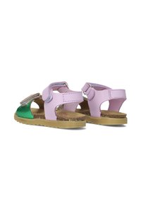 Kinder sandalen met een roze en groene leren bovenkant, verstelbare klittenbandsluiting, open achterkant en een gestructureerde rubberen zool.