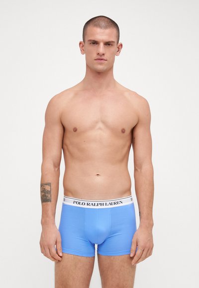 Boxers en coton bleus avec une ceinture élastique blanche arborant un logo noir "POLO RALPH LAUREN". Texture lisse, design ajusté.