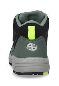 Hochschuh-Sneaker mit einem schwarzen Mesh-Obermaterial, grauer Gummisohle, grünen Akzenten und einem reflektierenden Logo. Verfügt über eine neongelbe Zuglasche.