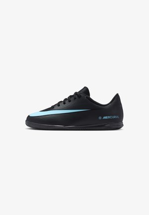 Scarpa sportiva nera con tomaia in materiale sintetico liscio, caratterizzata da una striscia azzurro chiaro e il marchio "Mercurial" sul lato. Design a profilo basso.