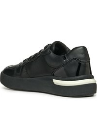 Sneaker nera in pelle con dettagli in vernice, caratterizzata da una suola in gomma testurizzata, punta rotonda e design con lacci.