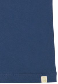 T-shirt di cotone blu navy con scollo rotondo e maniche corte. Presenta un piccolo etichetta con il numero 9 verde sull'orlo. Tessuto liscio.