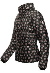 Prošívaná bunda s černým pozadím, zdobená květinovými vzory v červené a bílé barvě. Vysoký límec, tmavé manžety a prošívaný design.