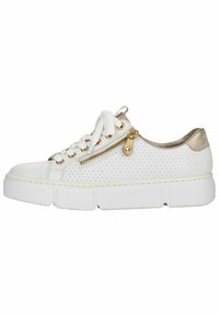 Basket en cuir perforé blanc avec des accents dorés, lacets plats, une fermeture éclair sur le côté et une semelle blanche épaisse. Détail texturé au niveau du talon en or métallique.