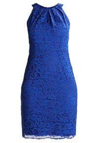 Bezramenné, délky po kolena královsky modré krajkové šaty s květinovým vzorem a výstřihem ve tvaru klíče na jednoduchém bílém pozadí.