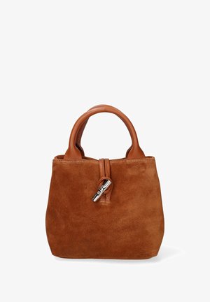 Sac à main en daim marron avec poignées en cuir, doté d'un fermoir argenté et d'une forme compacte et structurée. Texture lisse avec une finition polie.