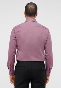 Bordeaux-gestreepte overhemd met een spread collar, knopenmanchetten en een gladde textuur, gecombineerd met zwarte op maat gemaakte broek.