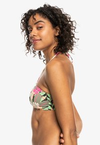 Bloemrijke bikini top met een mix van groene, roze en witte kleuren, met dunne bandjes en een bandeau-stijl ontwerp.