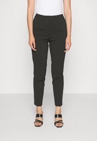 Černé tapered kalhoty s vysokým pasem, vyrobené z hladké látky. Přední kapsy, v kombinaci s černými páskovými sandály.