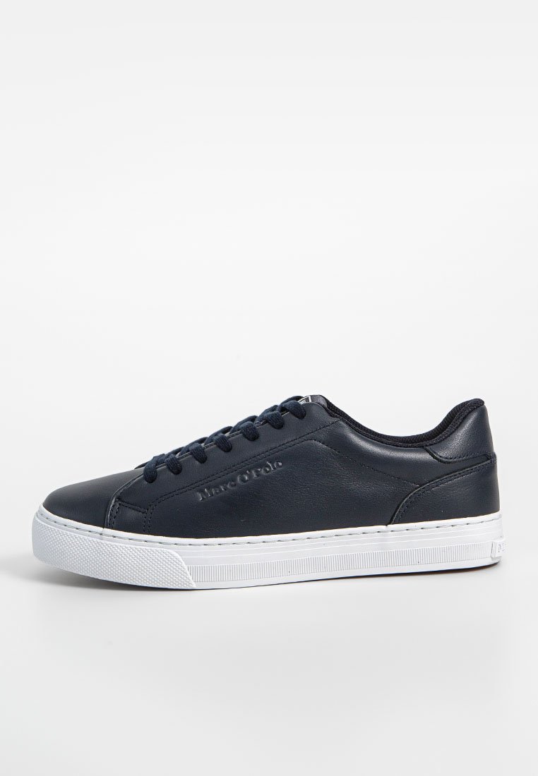 Marineblauwe leren sneaker met een witte rubberen zool, ronde neus en zwarte veters. Heeft een reliëf logo aan de zijkant en een gladde textuur.