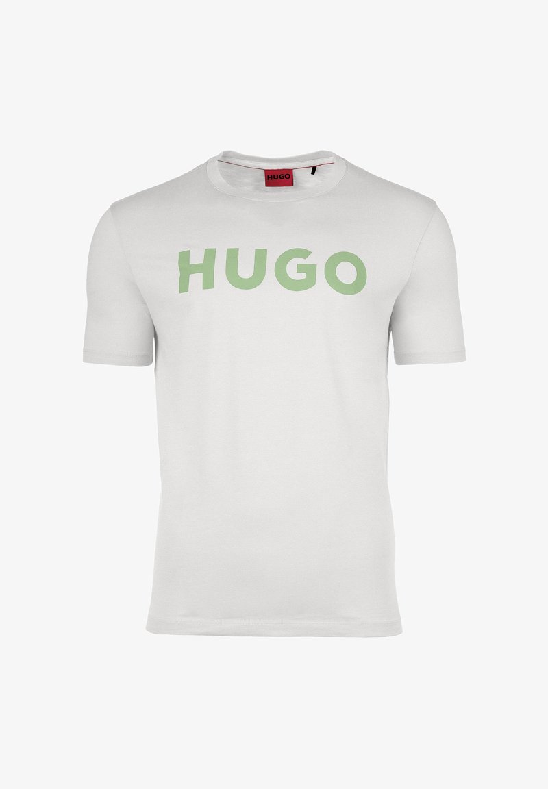Valkoinen lyhythihainen t-paita, joka on valmistettu puuvillasta ja jossa on rohkea vihreä teksti "HUGO" edessä. Pyöreä kaula-aukko, klassinen istuvuus, sileä pinta.
