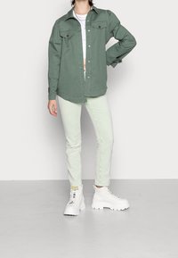Vero Moda Kevyt takki - green