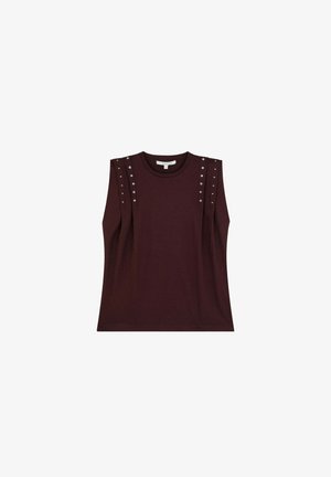 Haut sans manches bordeaux foncé avec des clous sur les épaules, fabriqué en tissu doux. Présente un col rond classique et une coupe décontractée.