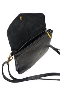 Sac en cuir noir à bandoulière avec un compartiment zippé, quincaillerie dorée, extérieur texturé et doublure intérieure en doux daim noir.